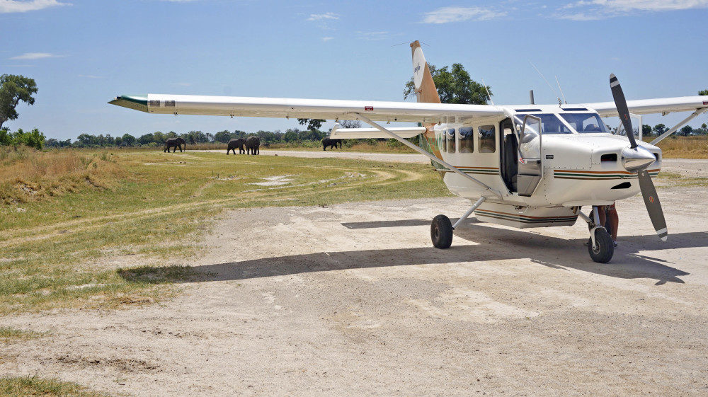 Ntswi, Kleinflugzeug auf der Landebahn