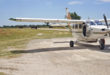 Ntswi, Kleinflugzeug auf der Landebahn